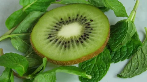 Kiwi with mint leaves Video stock 232911567
