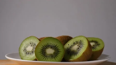 Kiwi on the table. Vídeo Stock 168921124