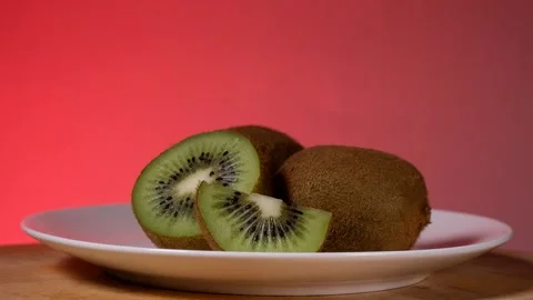 Kiwi on the table. Vídeo Stock 168921219