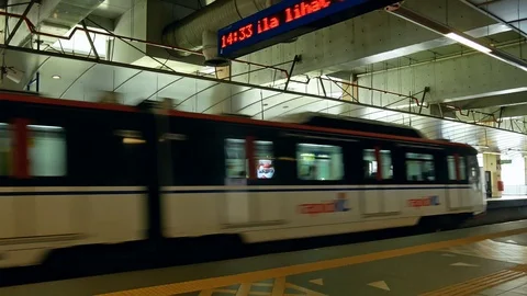 KL LRT Star train public transport passing through Plaza Rakyat station. Vidéo 109030905