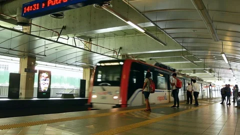 KL LRT Star train public transport passing through Plaza Rakyat station. Vidéo 109031333