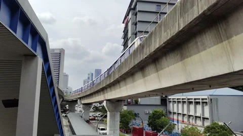 KL LRT Star train public transport passing through Pasar Seni station. Vídeo Stock 199194200