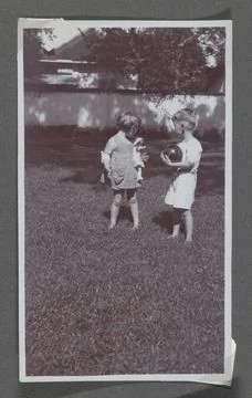 Klaas and Tiny Kleiterp playing in a garden in Administna on Java. Part of... Fotos de archivo