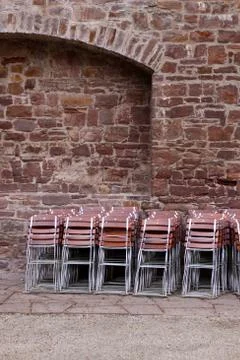 Klappstühle an einer Mauer Foto stock