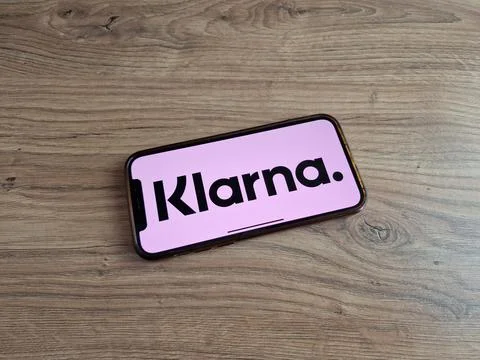 Klarna logo displayed on mobile phone Stock Photos