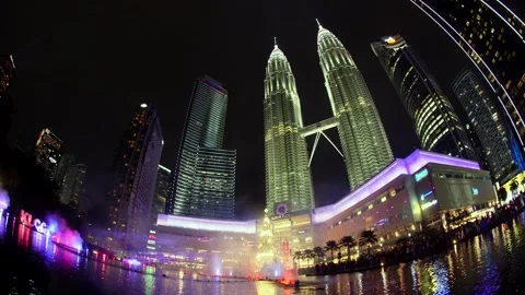 KLCC light show during the 25th Anniversary fountain show. Видео 318103484