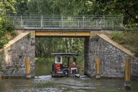 Kleinseenland: Schlabornbrücke - für hohe Boote nicht geeignet. Ein kleine. Stock Photos