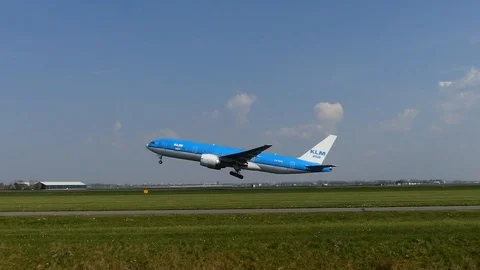KLM Boeing 777 taking off 動画素材 106288599