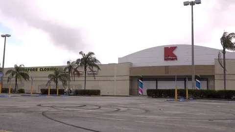 Kmart store closed with empty parking lot 4k 库存影片 127062728