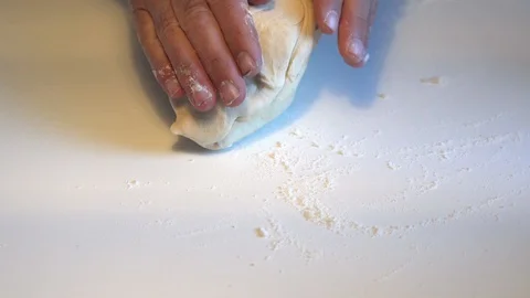 Knead the flour with your hands Vidéo 128307895