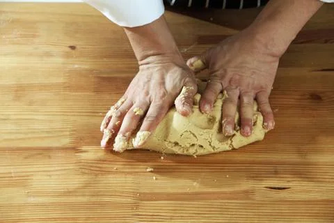 Kneading dough on table Foto stock