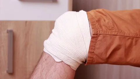 Knee bandaged with elastic roll 動画素材 82683687