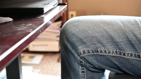 Knee bouncing repeatedly Stock Footage 141760514
