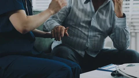 Knee model showing the process of osteoarthritis and knee arthroplasty, doc.. Stock Footage 314212311