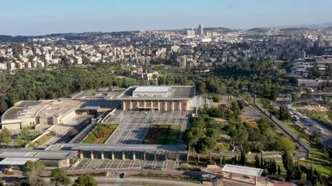 Knesset parliament compound and central courtyard with Jerusalem urban panorama Vidéo 344037513