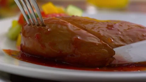 Knife and fork cutting chicken breast Stock-Footage 81792012