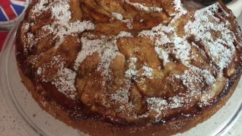 Knife that cuts apple pie, close up 库存影片 129463377