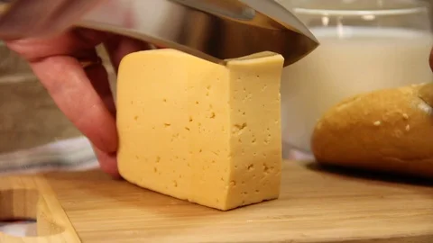 Knife cuts cheese Video stock 84145735