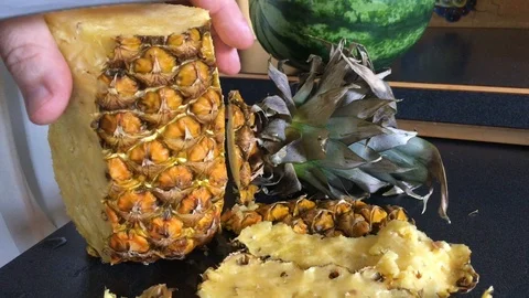 Knife Cuts Pineapple Close Up Vidéo 92651817