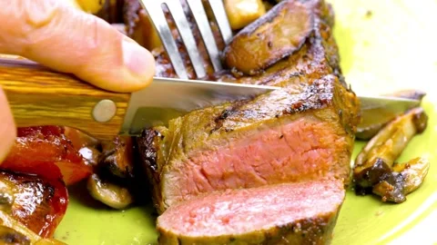 Knife cuts through hot roast, Witness the perfect marbling of the roast 库存影片 336581701