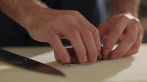 Knife cuts through hot roast, Witness the perfect marbling of the roast 库存影片 336581740