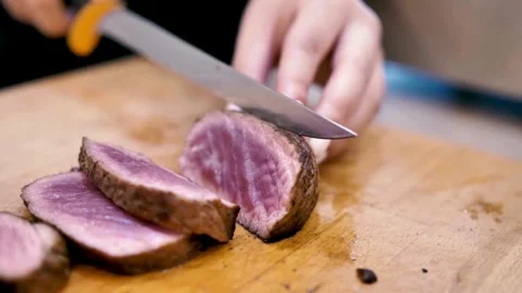 Knife cuts through hot roast, Witness the perfect marbling of the roast 库存影片 336581766