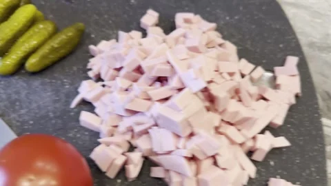 A knife is on a cutting board with a bunch of pickles 스톡 동영상 279053348