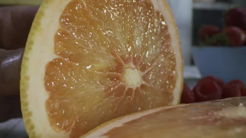 Knife cutting through juicy grapefruit, extra closeup shot Vídeo Stock 341235331