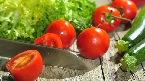 Knife cutting tomato 库存影片 42577675