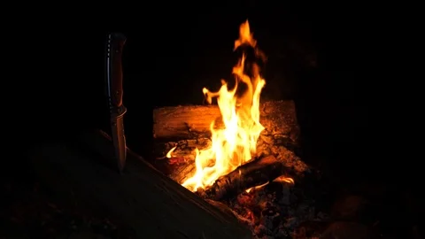 Knife by the fire Vídeo Stock 115509387