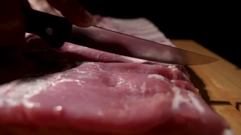 The knife glides through the layer of meat along the bones. Vídeos de archivo 313190739