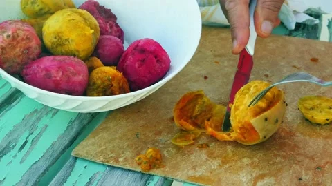 With a knife, the outer layer of the prickly pear Vídeo Stock 147555356