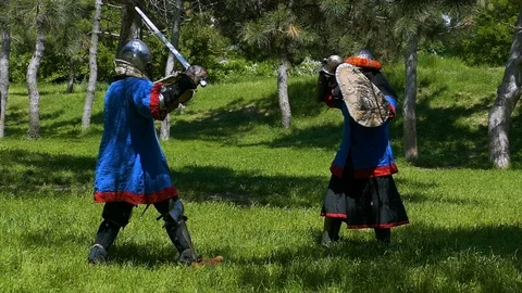 The knight conducts a massive attack with a sword in the leg of an opponent that Stock-Footage 122079619