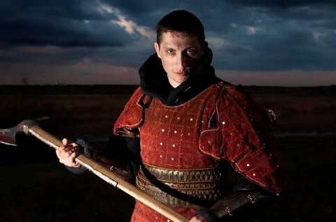Knight holding axe Foto stock
