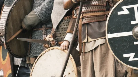 Knight warriors getting ready for battle. Medieval soldiers in full armor Stock-Footage 112866733