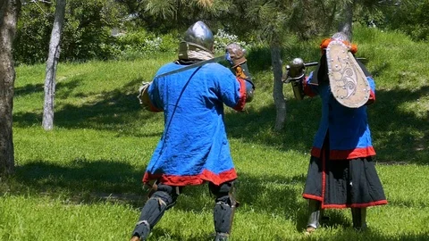 Knights inflict powerful attacks on each other with a sword. Stock-Footage 122079783
