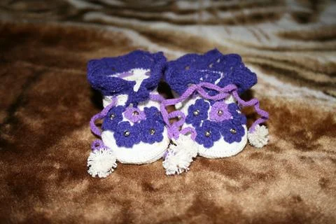 Knitted blue booties2 Stock Photos