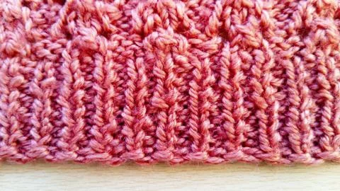 Knitted pattern with crochets of thread forming beautiful, even holes. The gu Foto stock