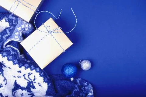 Knitted sweater with a pattern deer and gifts Foto stock