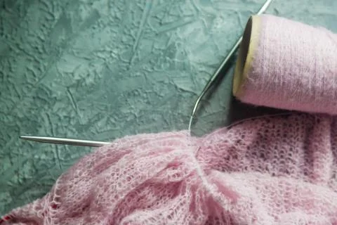 Knitting background flatlay.Kknitted pullover on a concrete background. Foto stock