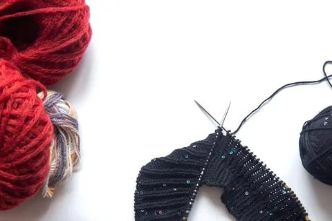 Knitting black yarn and a ball of thread and knitting needles on white backgr Foto stock