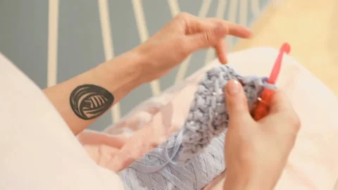 Knitting hand made hobby. Young woman hands with coll hipster tattoo working Vídeo Stock 88997756