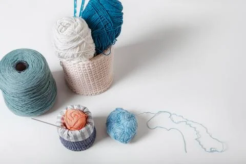 Knitting kit white background on light background. Foto stock