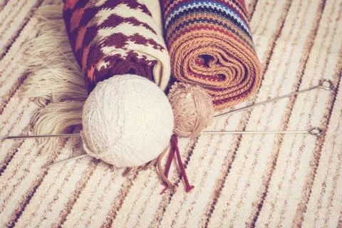 Knitting needles and yarn on rustic Foto stock
