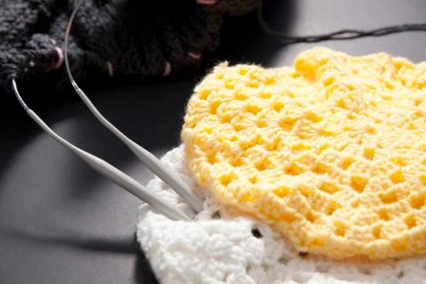 Knitting needles in two different knitted caps Stock-Fotos