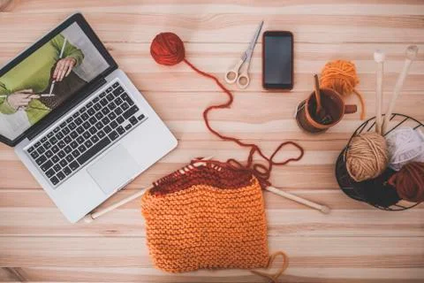 Knitting with online tutorial Fotos Stock