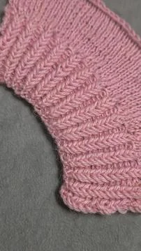 Knitting patterns for sweaters, hats, and other items using light-colored yar Stockfoto's