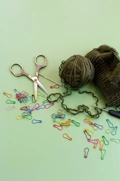 Knitting process with wool yarn needles and colorful markers Foto stock