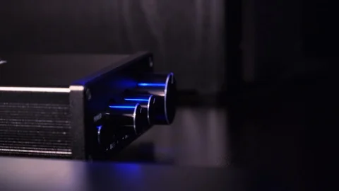 Knob on amplifier is turned down to decrease the volume. 库存影片 102847495