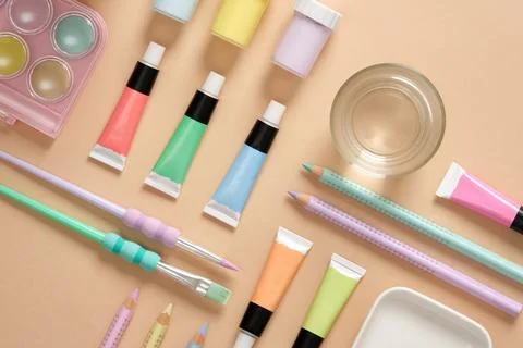 Knolling composition of objects for drawing. Acrylic paints, watercolor, goua Foto stock